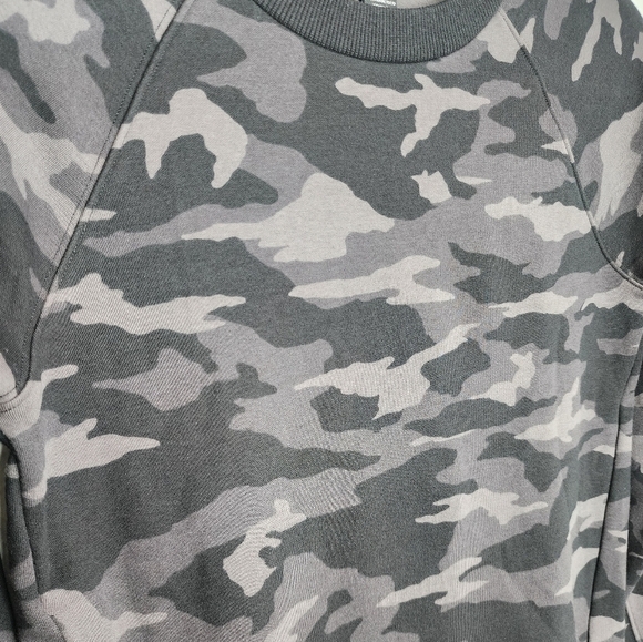 Athleta Triumph Camo Crewneck Sweatshirt Thumb Holes Black Gray XXS - Picture 3 of 12